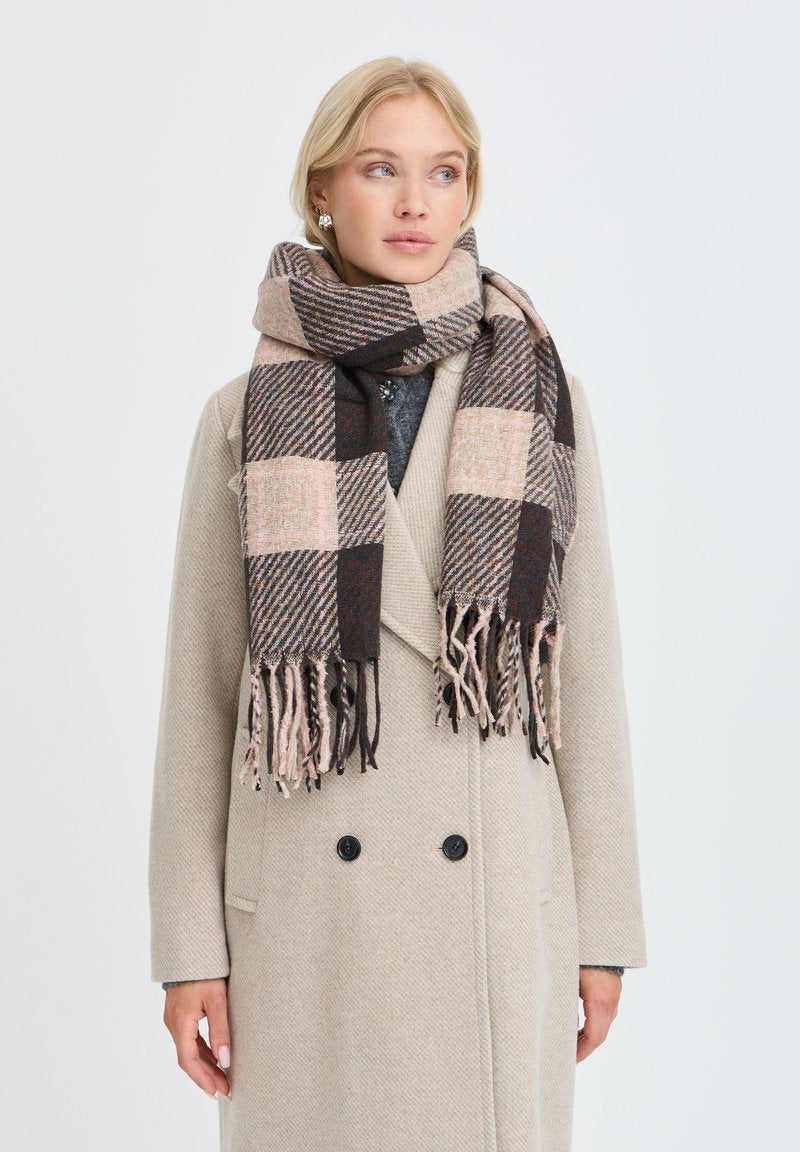 B.young scarf bywalvia