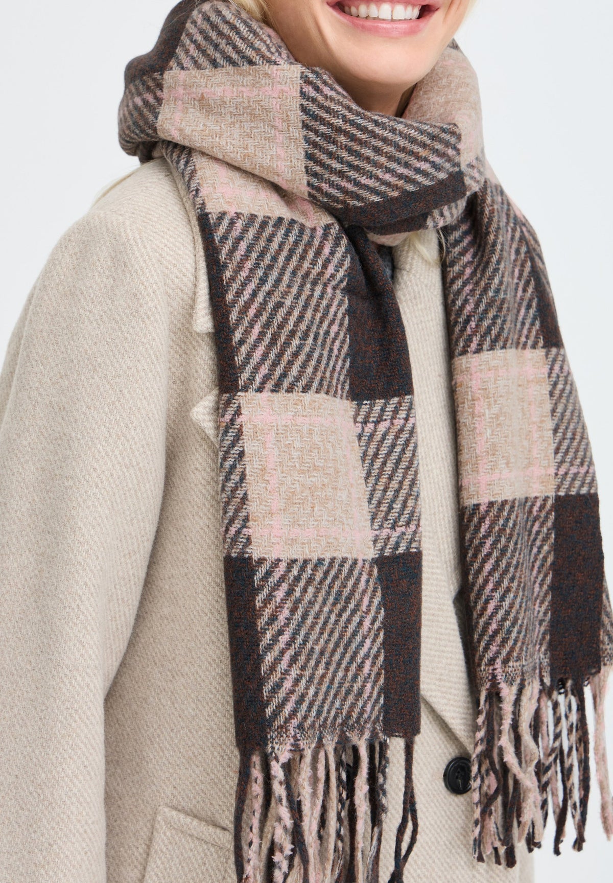 B.young scarf bywalvia